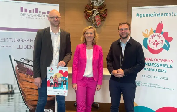 Geschäftsführerin und Technischer Leiter der DIE WOHNKOMPANIE Rhein-Main überreichen mit Bürgermeister Bürgermeister Dr. Maximilian Bieri Spende an Special Oylmpics